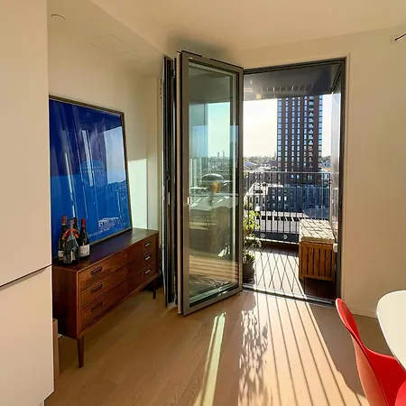 Penthouse Flat With Rooftop Views *